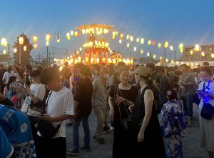 混雑する会場 混雑する会場